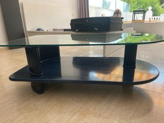 Mesa de centro azul con tapa de cristal