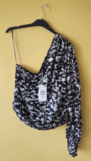 Top hombro descubierto negro estampado (Mango)