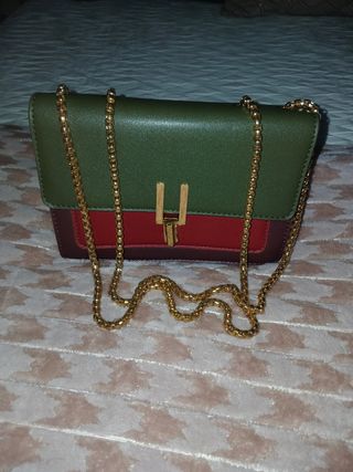 Bolso de mano verde y rojo con cadena dorada