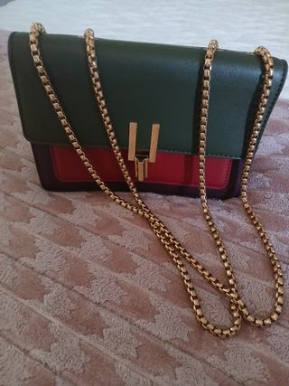 Bolso de mano verde y rojo con cadena dorada