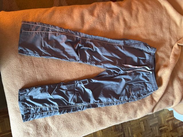 Pantalones cortavientos grises