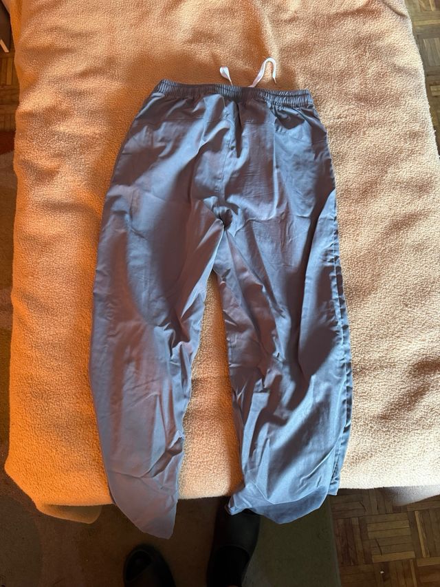 Pantalones cortavientos grises