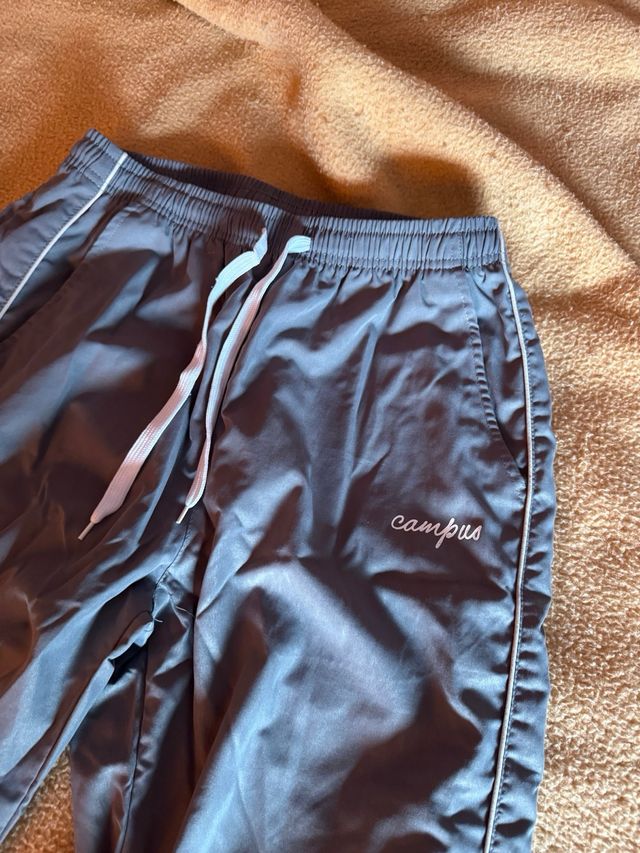 Pantalones cortavientos grises