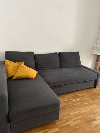 Divano letto IKEA FRIHETEN grigio scuro. 