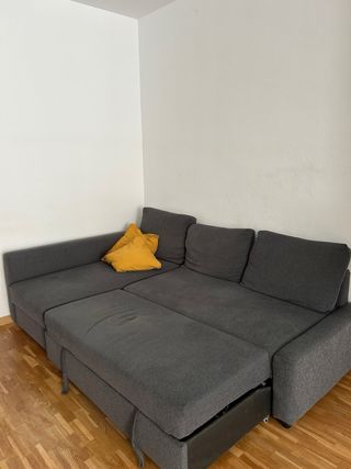 Divano letto IKEA FRIHETEN grigio scuro. 