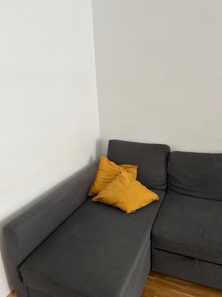 Divano letto IKEA FRIHETEN grigio scuro. 