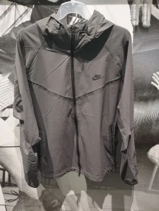 Chaqueta Nike Tech Gris con Capucha