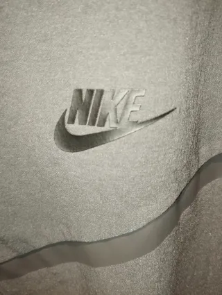 Chaqueta Nike Tech Gris con Capucha