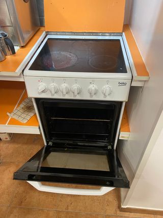 Cocina Beko blanca con horno