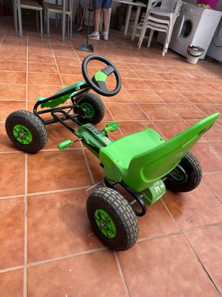 Coche de pedales verde APEX