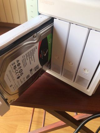 NAS QNAP TS-x31K 4 bahías + 4 discos 14TB