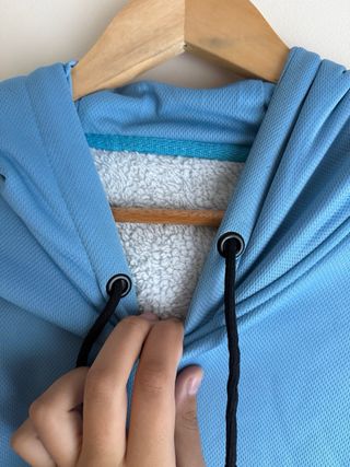 Sudadera con capucha azul y rayas
