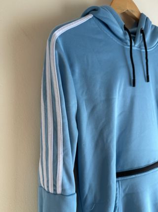 Sudadera con capucha azul y rayas
