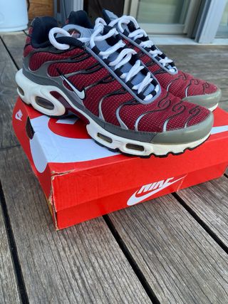 Nike TN Air Max Plus grises y rojas