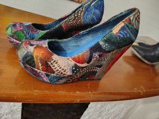Zapatos de cuña con estampado de plumas
