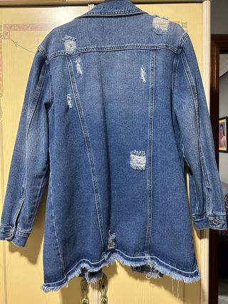Chaqueta vaquera desgastada larga