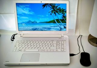 Ordenador portátil Toshiba Satellite blanco