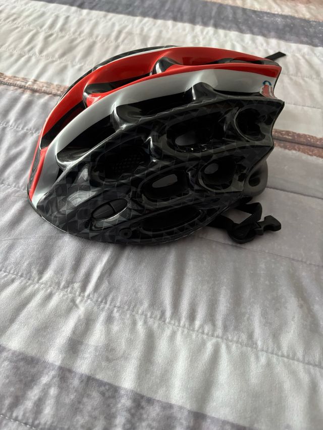 Casco de bicicleta rojo y negro