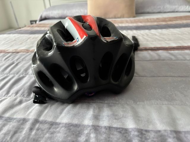 Casco de bicicleta rojo y negro