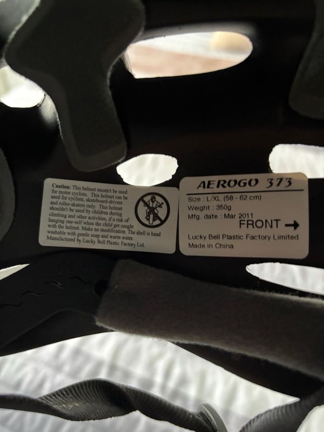 Casco de bicicleta rojo y negro