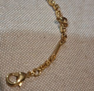 Pulsera dorada con dijes de flor 