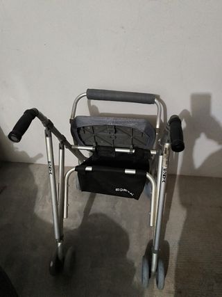 Andador plegable.