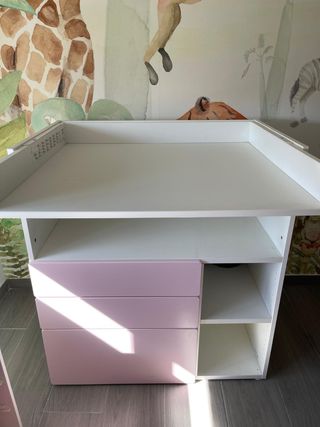Cambiador de bebé blanco y rosa