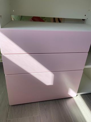 Cambiador de bebé blanco y rosa