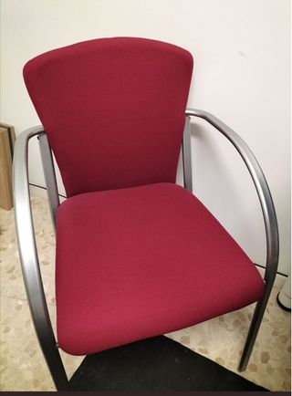 Sillón tapizado rojo y estructura metálica