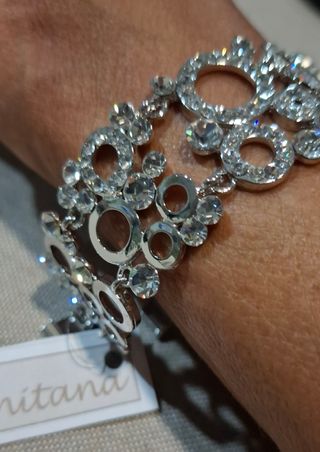 Pulsera elegante rodeada.