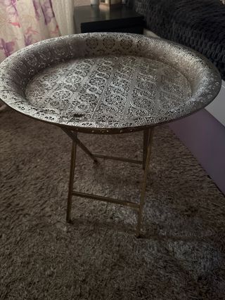 Mesa decorativa de metal plateado