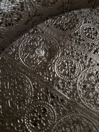 Mesa decorativa de metal plateado