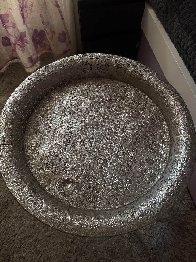 Mesa decorativa de metal plateado