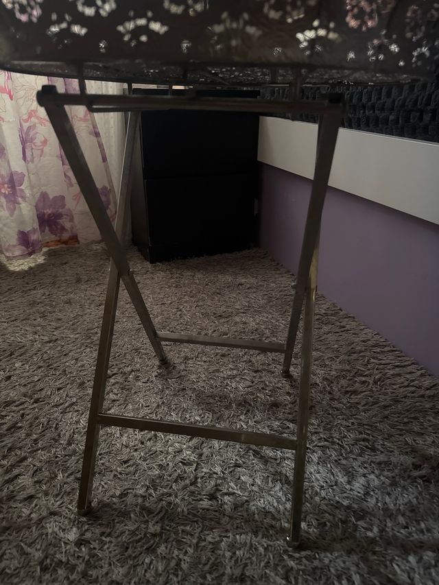 Mesa decorativa de metal plateado