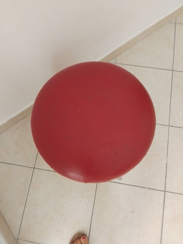 Sgabello rotondo in pelle rossa