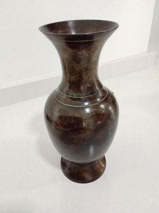 Jarrón de Bronce con Diseño Floral