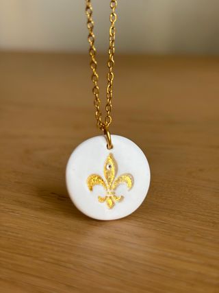 Colgante Flor de Lys Artesanal hecho a mano