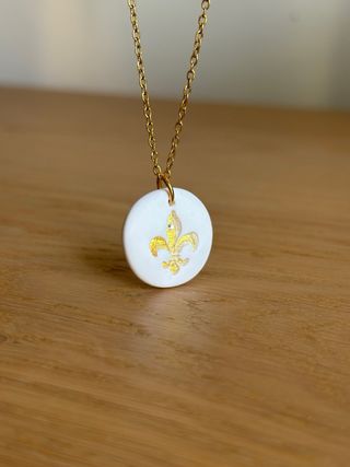 Colgante Flor de Lys Artesanal hecho a mano