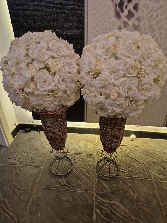 Conjunto 2 Jarrones Rosas Blancas