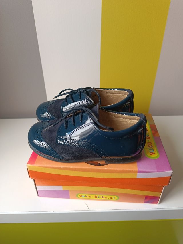 Zapatos niño azul marino charol y ante, talla 25
