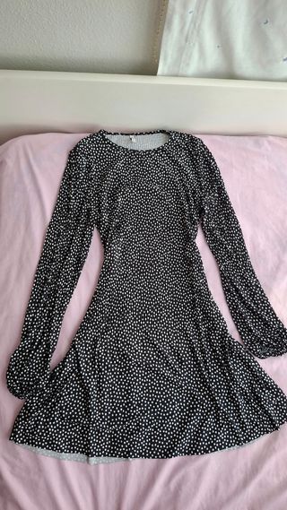 Vestido Stradivarius negro con lunares blancos