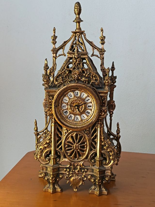 Reloj de sobremesa barroco dorado