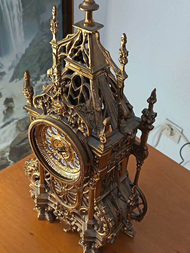 Reloj de sobremesa barroco dorado