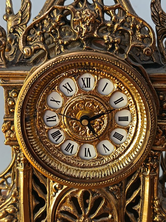 Reloj de sobremesa barroco dorado