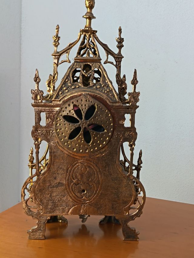 Reloj de sobremesa barroco dorado