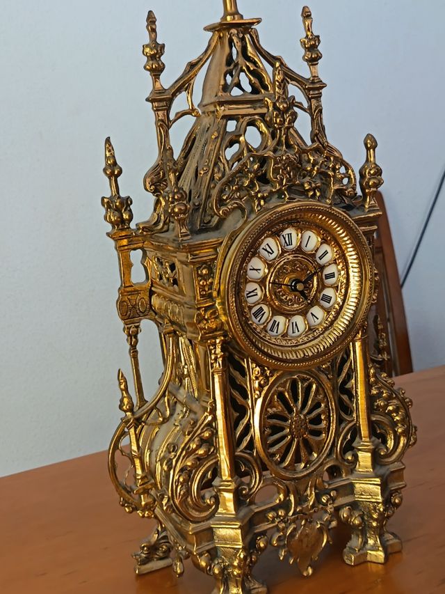 Reloj de sobremesa barroco dorado