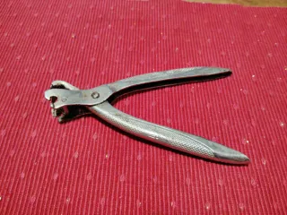 Abrelatas de tenaza cromado antiguo Gaika
