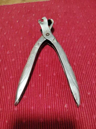 Abrelatas de tenaza cromado antiguo Gaika