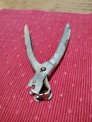 Abrelatas de tenaza cromado antiguo Gaika
