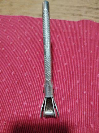 Abrelatas de tenaza cromado antiguo Gaika